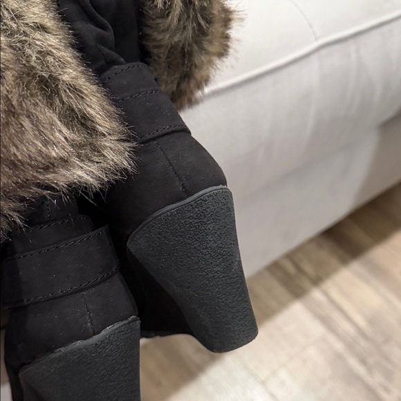 Stylish Black Faux Fur Wedge Boots 8.5 - Picture 4 of 6